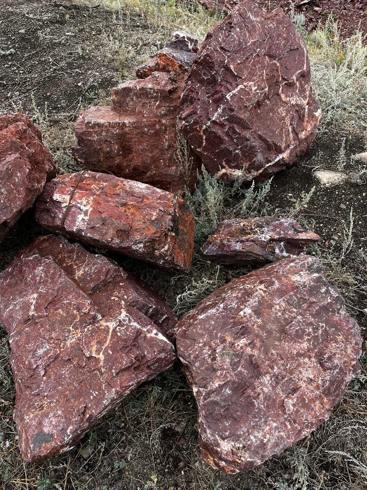 Камни для ландшафтного дизайна красно-фиолетовые 10-60 килограмм купить в Волоколамске