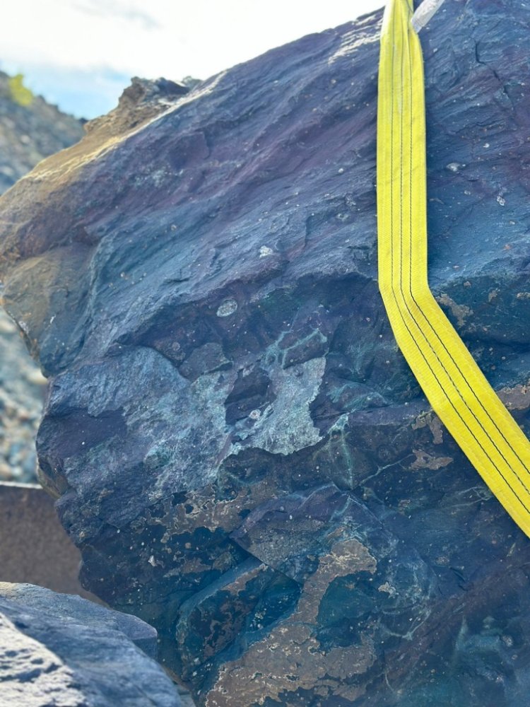 Валуны ландшафтные красно-фиолетовые