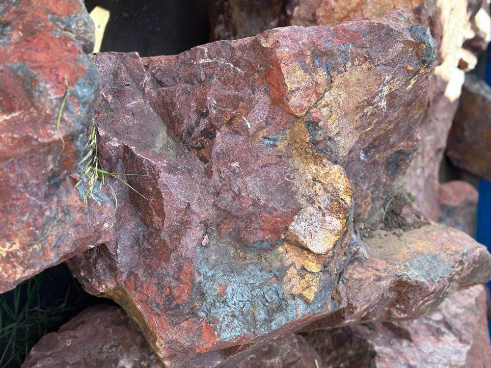 Камни для ландшафтного дизайна красно-фиолетовые 10-60 килограмм купить в Волоколамске