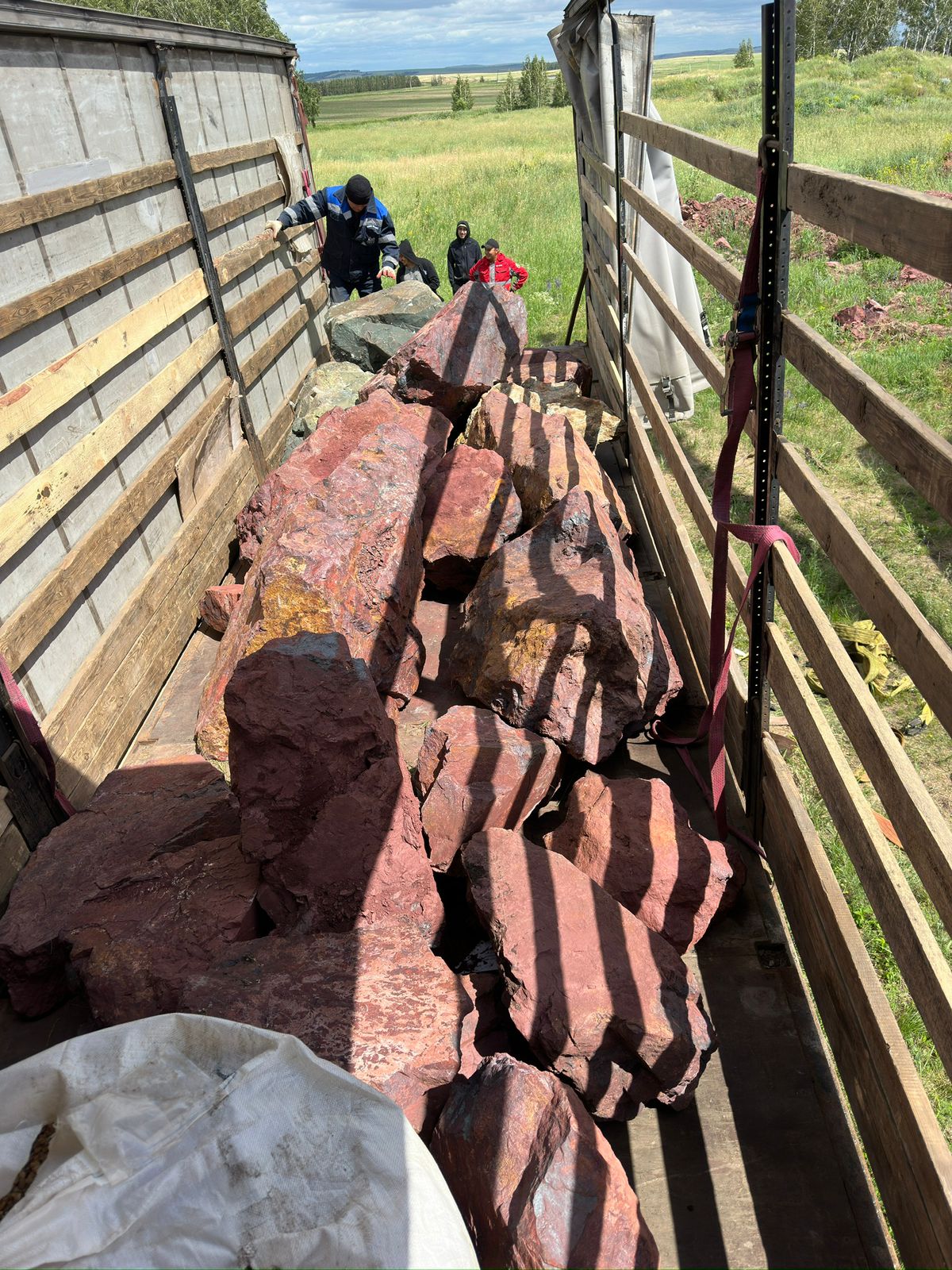 Ландшафтные глыбы красно-фиолетовые 200-1000 килограмм купить в Волоколамске