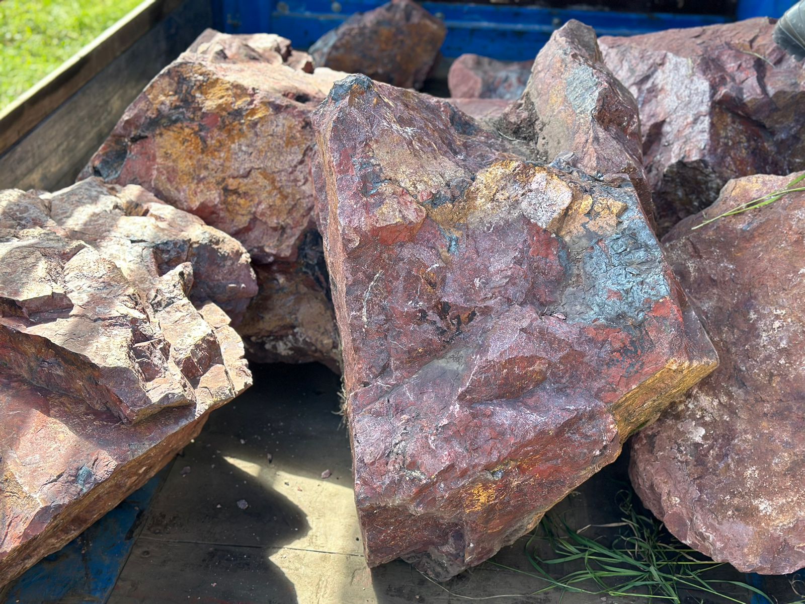 Ландшафтные глыбы красно-фиолетовые 200-1000 килограмм купить в Волоколамске