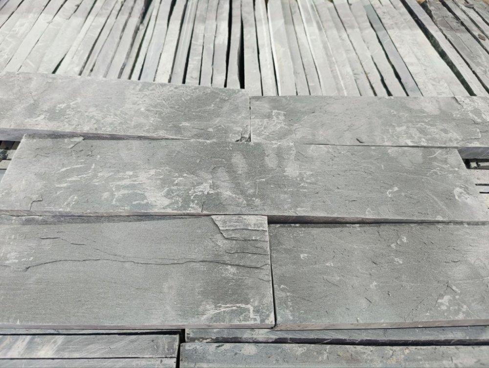 чёрная плитка из натурального камня