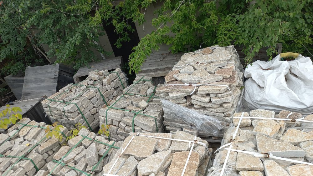 Гранитный плитняк галтованный для мощения купить в Волоколамске