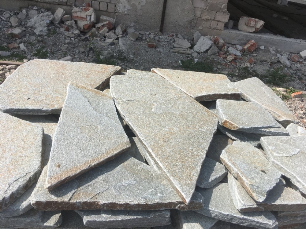 Златолит серебристый галтованный для цоколя купить в Волоколамске