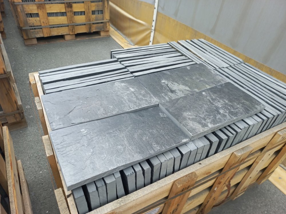 чёрная плитка из камня