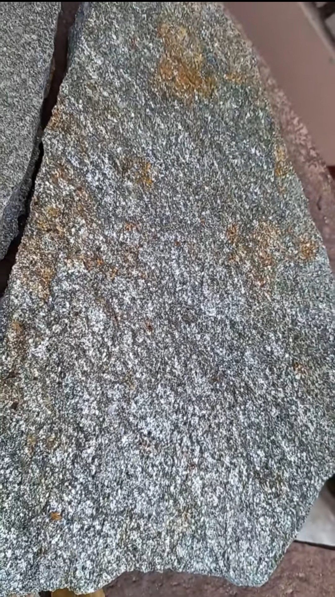 Плитняк златолит серебристый для цоколя, отмостки купить в Волоколамске