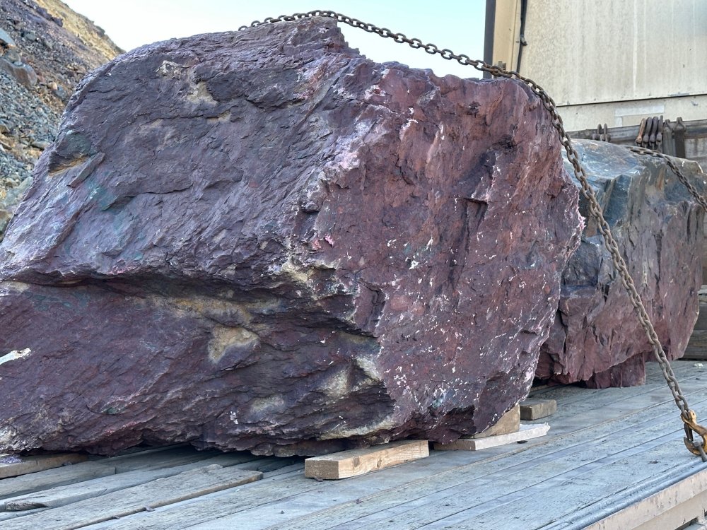 Огромные красно-фиолетовые валуны для ландшафтного дизайна весом более 5 тонн купить в Волоколамске