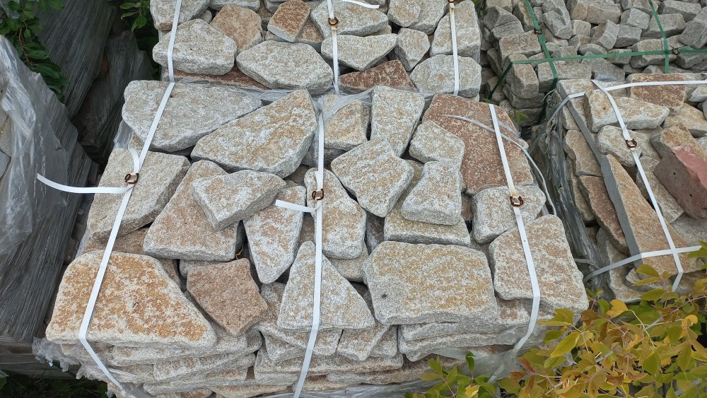 Плитняк гранитный галтованный купить в Волоколамске