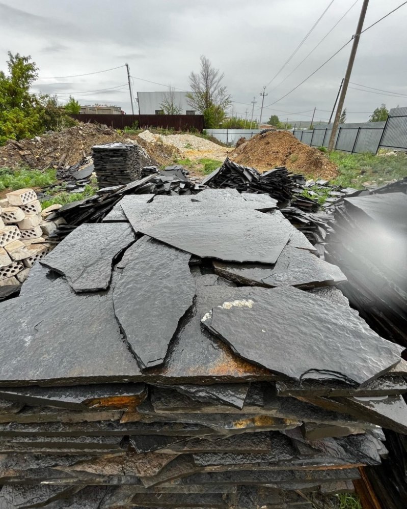 Плитняк чёрный златолит для мощения на землю купить в Волоколамске