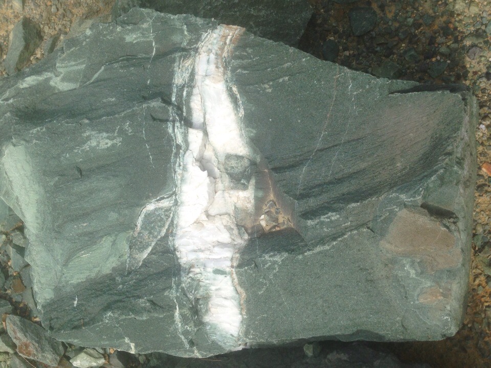 Гигантские зелёные валуны для ландшафтного дизайна весом более 5 тонн купить в Волоколамске