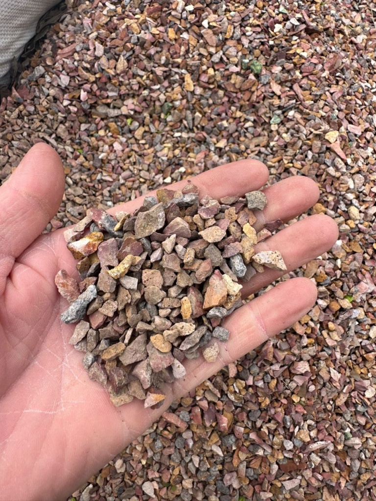 купить розовый щебень