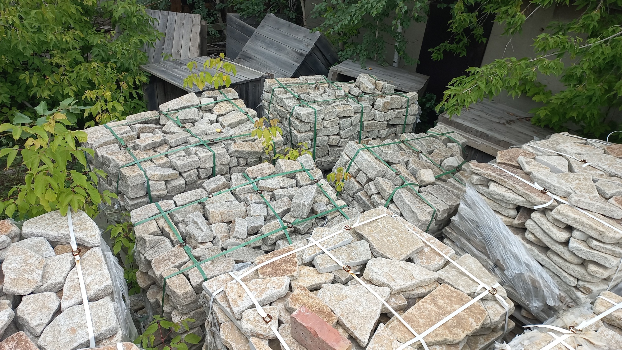 Плитняк галтованный гранитный для ландшафтного дизайна купить в Волоколамске