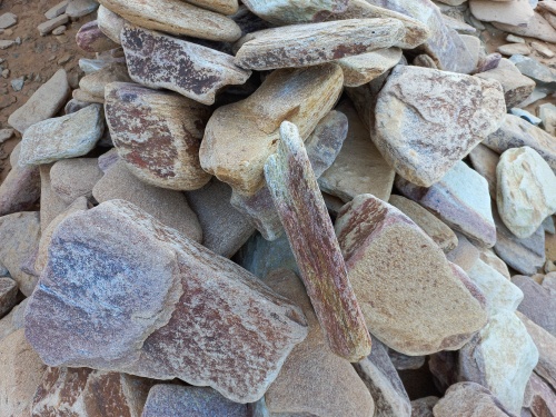 Златолит жёлтый, жёлто-зелёный глыбки и валуны для ланшафтного дизайна купить в Волоколамске