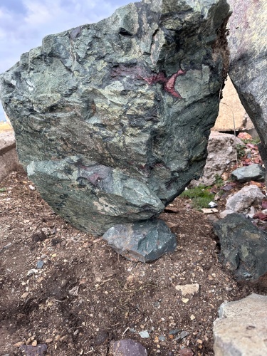 Гигантские зелёные валуны для ландшафтного дизайна весом более 5 тонн купить в Волоколамске