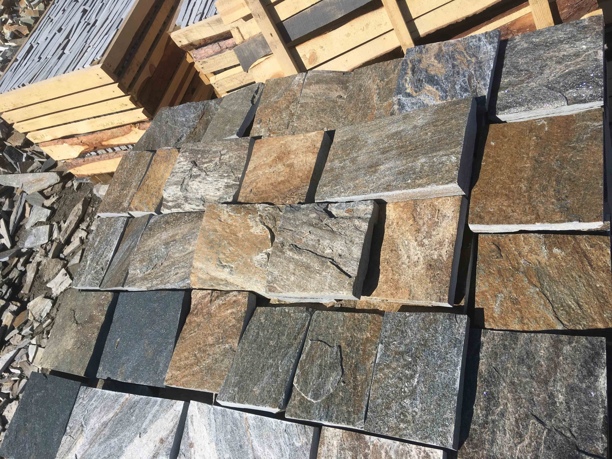 Плитка пилёная златолит Уральский для цоколя, отмостки купить в Волоколамске