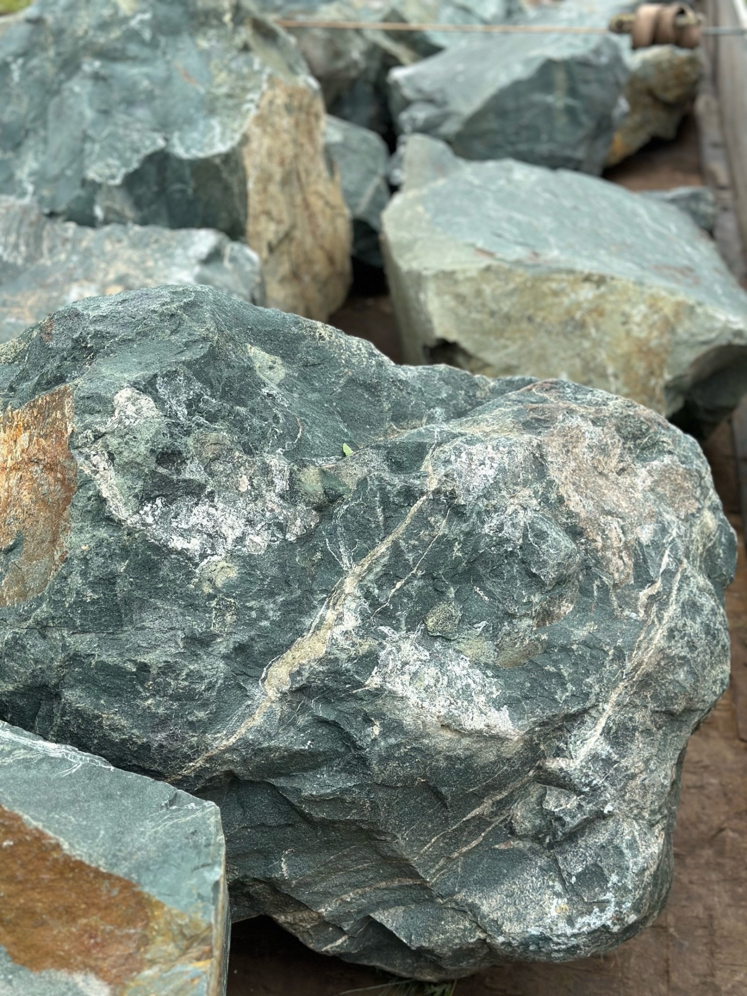 Камни для ландшафтного дизайна зелёные 10-60 килограмм купить в Волоколамске