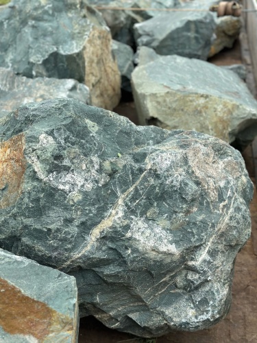 Камни для ландшафтного дизайна зелёные 10-60 килограмм купить в Волоколамске