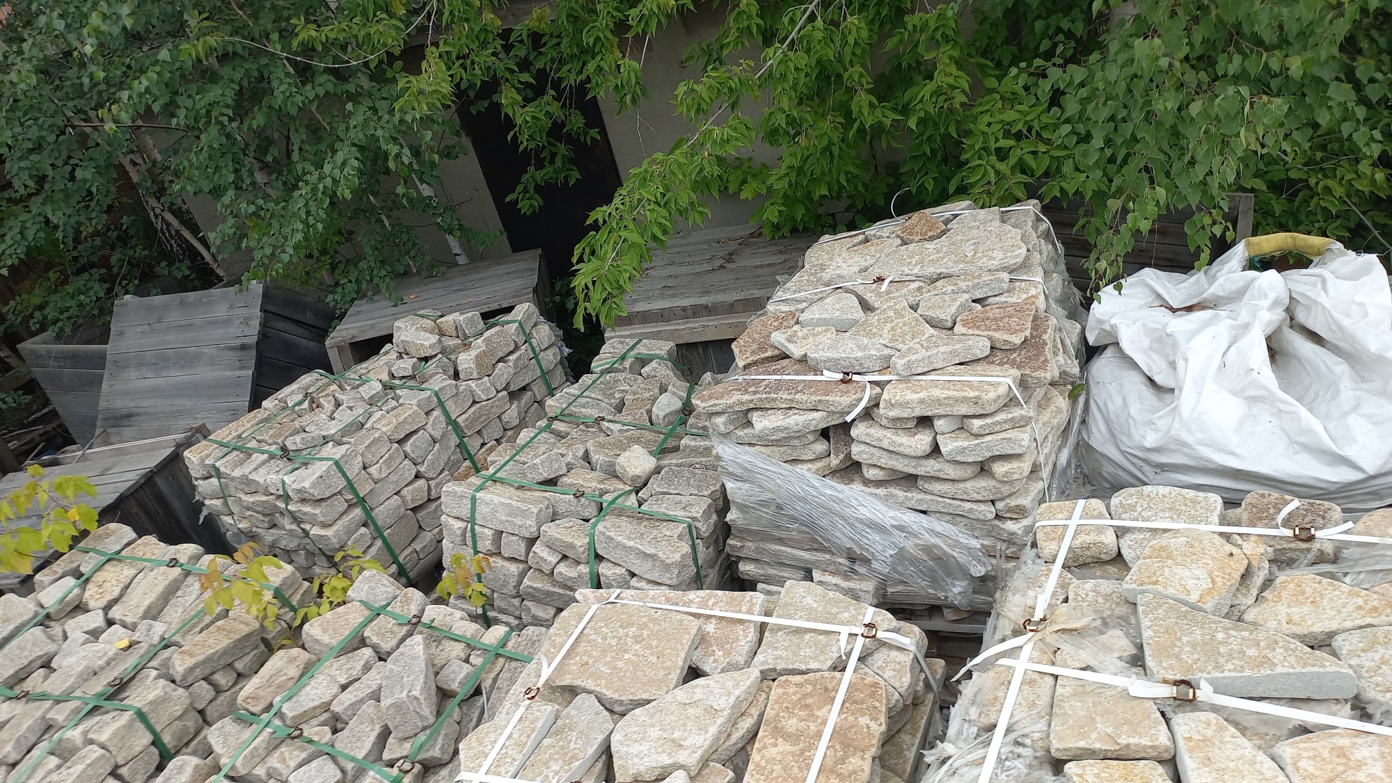 Плитняк гранитный галтованный купить в Волоколамске