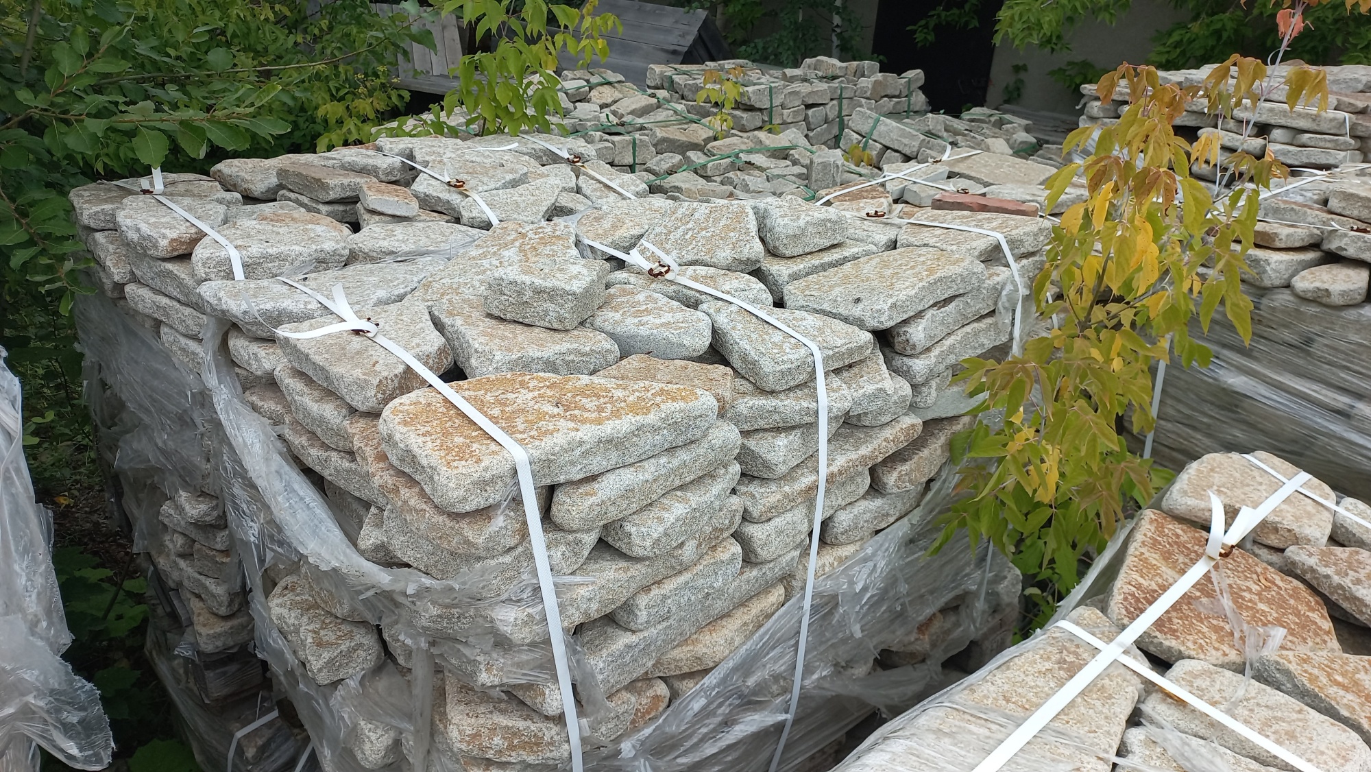 Плитняк галтованный гранитный для ландшафтного дизайна купить в Волоколамске