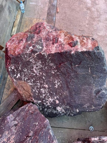 Камни для ландшафтного дизайна красно-фиолетовые 10-60 килограмм купить в Волоколамске