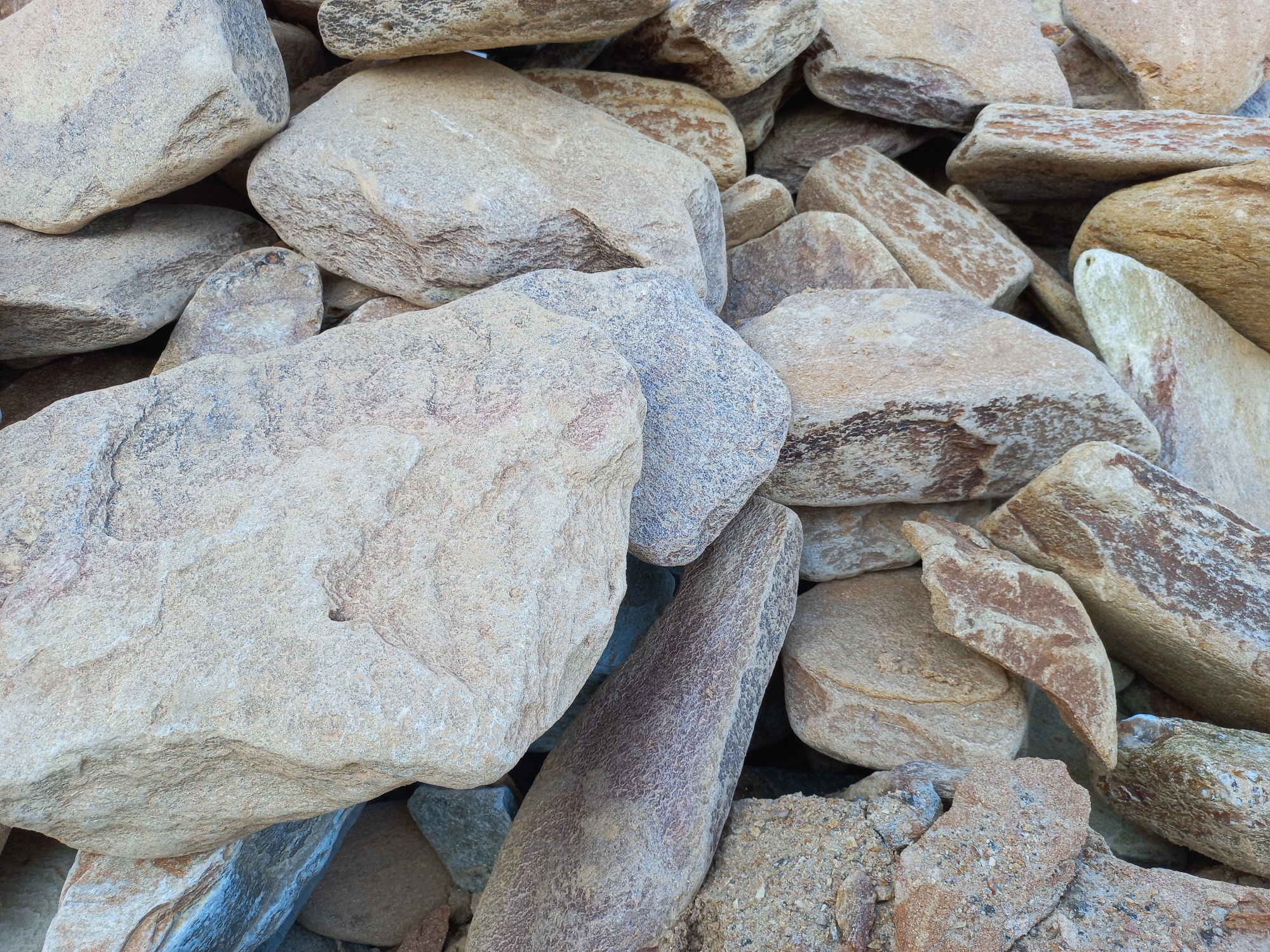 Златолит жёлтый, жёлто-зелёный глыбки и валуны для ланшафтного дизайна купить в Волоколамске