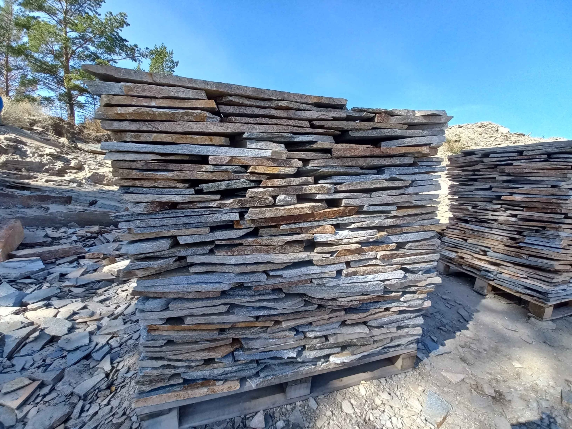 Плитняк златолит серебристый для фасада купить в Волоколамске