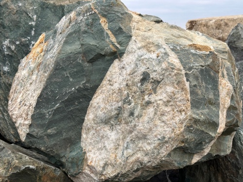 Гигантские зелёные валуны для ландшафтного дизайна весом более 5 тонн купить в Волоколамске