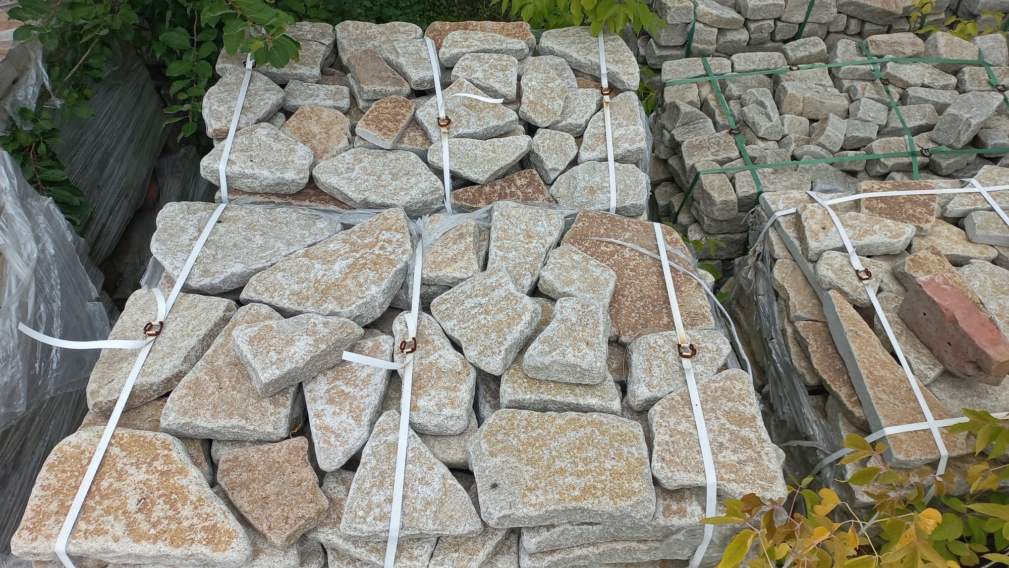 Гранитный плитняк галтованный для мощения купить в Волоколамске