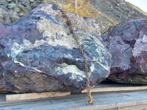 Огромные красно-фиолетовые валуны для ландшафтного дизайна весом более 5 тонн купить в Волоколамске