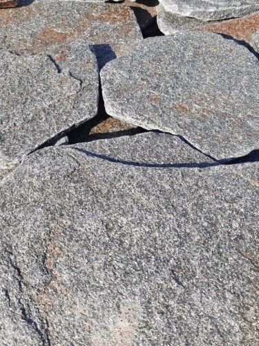 Златолит серебристый галтованный для лестниц купить в Волоколамске